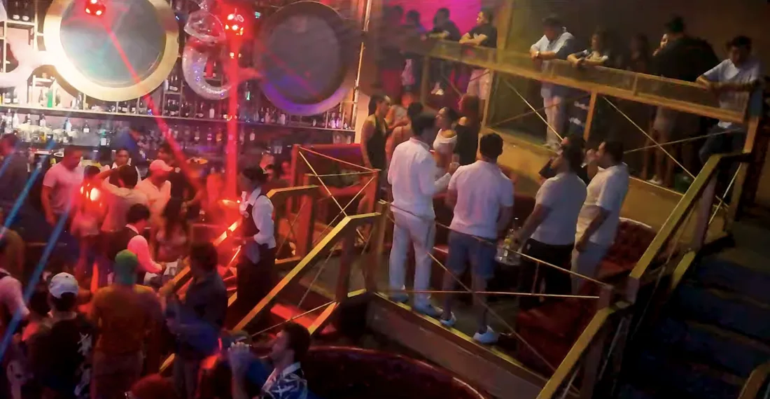 Zona de mesas VIP en La Papaya